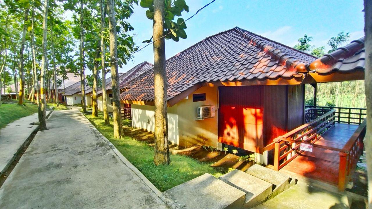 Kasuari Exotic Resort Magelang Extérieur photo